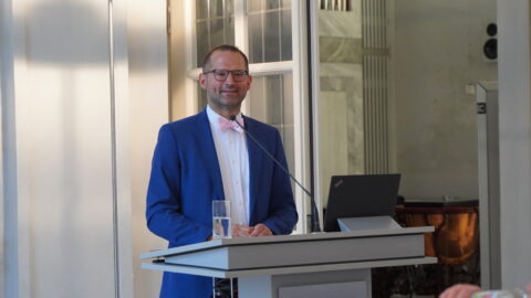 Zum Artikel "Antrittsvorlesung von Herrn Prof. Dr. Florian Höhne: „Seh‘ die Zukunft pink. Digitale Theologie als Kritik der praktischen Hoffnung.“"